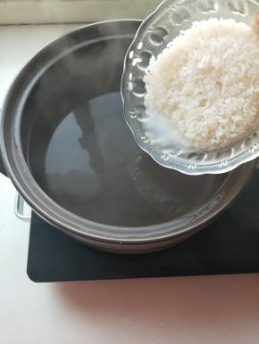 做法，大米洗干净，砂锅水开了，放入大米，中火慢慢熬煮。