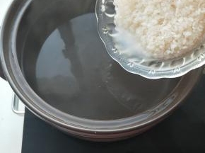 做法，大米洗干净，砂锅水开了，放入大米，中火慢慢熬煮。