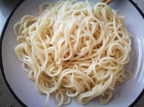 再次水开，煮一会，将面条捞出来，很劲道哦，加点香油拌一拌
