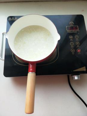 另取小锅，放入需要吃的米粥量