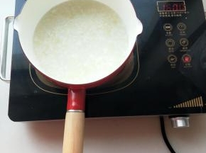 另取小锅，放入需要吃的米粥量