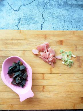 准备好鸡蛋皮蛋粥的材料。瘦肉切片，皮蛋切小块，葱段切碎