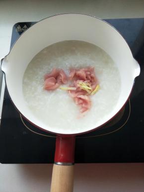 粥煮开加入瘦肉小火熬煮。
加入姜丝，个人认为加点姜丝去大肉的腥味