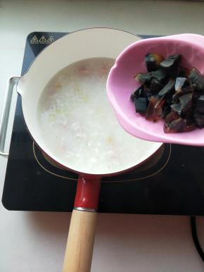 熬煮瘦肉变色加入皮蛋