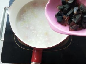熬煮瘦肉变色加入皮蛋