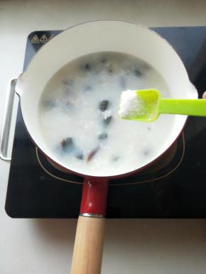 熬煮几分钟加入盐