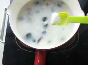 熬煮几分钟加入盐