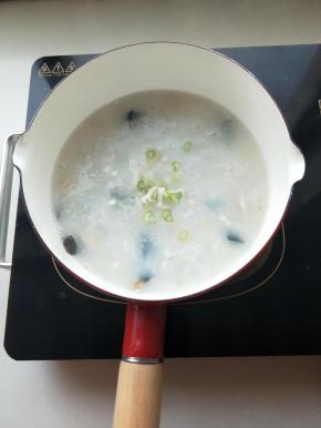 加入葱花和少许鸡粉即可