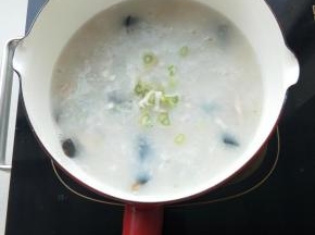 加入葱花和少许鸡粉即可