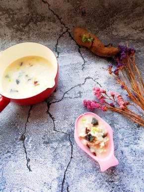 天气寒冷一碗营养粥给你满满的能量
加辅料的粥最好先熬好粥，这样做出的粥比一次煮的粥好吃。要想粥浓稠在熬煮到中间时需要用勺子不停搅拌，