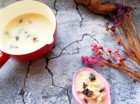 天气寒冷一碗营养粥给你满满的能量
加辅料的粥最好先熬好粥，这样做出的粥比一次煮的粥好吃。要想粥浓稠在熬煮到中间时需要用勺子不停搅拌，
