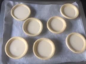 舀入蛋挞皮，八分满