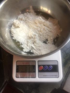 酥皮材料准备，用刮刀拌匀