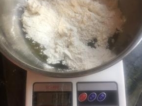 酥皮材料准备，用刮刀拌匀