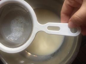 蛋挞液打匀过筛，我过筛了两遍