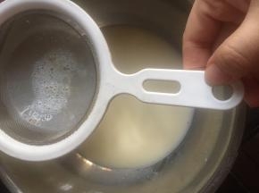 蛋挞液打匀过筛，我过筛了两遍