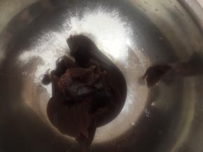 买的现成的豆沙，感觉软，加了些糯米粉用刮刀拌匀，感觉硬多了，包起来容易