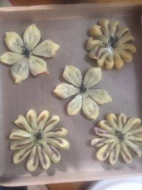 做成菊花和紫荆花，刷上蛋液，撒上芝麻
