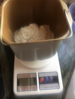 油皮材料按先液体再固体的顺序放入面包机桶，面包机和面程序一次十分钟