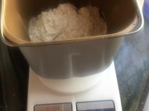 油皮材料按先液体再固体的顺序放入面包机桶，面包机和面程序一次十分钟