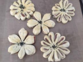 放入预热好的烤箱，165度15分钟，表皮上色，闻到香就好，鸡蛋液不黄，上色不深，烤箱没拍