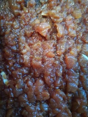 加了老抽，盐，淀粉的肉丝剁碎