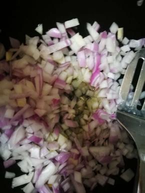 锅烧热，倒油，放入洋葱，翻炒