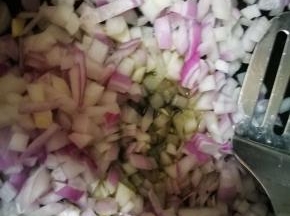 锅烧热，倒油，放入洋葱，翻炒