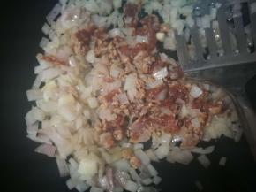 洋葱变透明，香味溢出后，放入肉沫。为什么先炒洋葱，洋葱经过油炸味道会到油里，这样再炒肉会更香