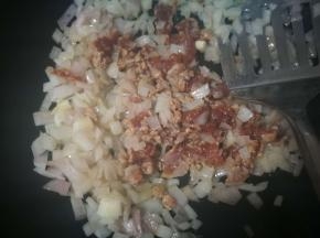 洋葱变透明，香味溢出后，放入肉沫。为什么先炒洋葱，洋葱经过油炸味道会到油里，这样再炒肉会更香