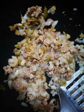 肉沫变色后加入榨菜丁翻炒