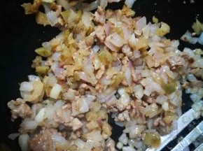 肉沫变色后加入榨菜丁翻炒