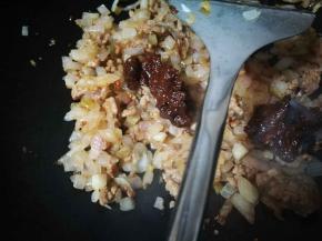 加入豆瓣酱就可以了，肉之前给了盐，榨菜是咸的，豆瓣酱也是咸香的，其他调料不用给了