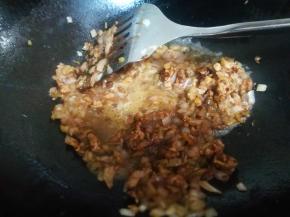 翻炒后，加点开水烧开焖一下