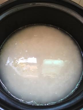 锅里面刷点油，放入大米，水适量，大火煮开转小火