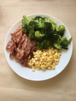 腊肠切片、玉米粒洗净，西兰花洗净