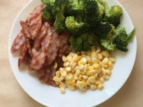 腊肠切片、玉米粒洗净，西兰花洗净