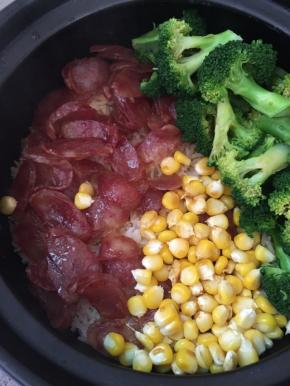 沿锅边淋入少许盐，放入焯熟的西兰花，倒入调好的调味汁，拌匀即可食用