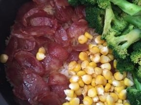 沿锅边淋入少许盐，放入焯熟的西兰花，倒入调好的调味汁，拌匀即可食用