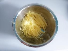 土豆切细丝。土豆丝最好用切的，考验刀工的时候，用工具擦丝差太多口感