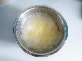 切好的土豆丝用水浸泡几分钟，冲洗两遍