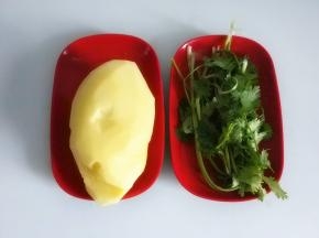 一个大土豆去皮洗干净备好，香菜清洗干净