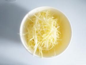 洗好的土豆丝很精神，一点没有软塌的样子