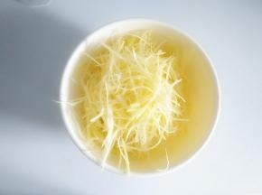 洗好的土豆丝很精神，一点没有软塌的样子