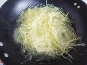 烧开足量的水，水沸后放入土豆丝再滴上几滴醋