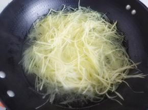 烧开足量的水，水沸后放入土豆丝再滴上几滴醋
