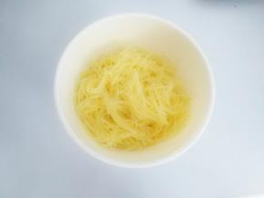焯好的土豆丝捞出浸入凉开水中，在捞出沥干水分