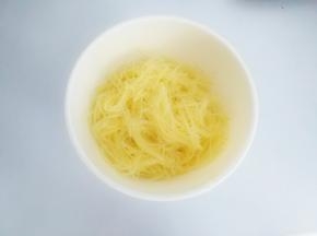 焯好的土豆丝捞出浸入凉开水中，在捞出沥干水分