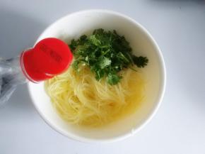 放入切好的香菜段，白醋，盐