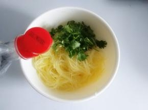 放入切好的香菜段，白醋，盐